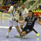 Abel Serdio, pivote del Atlético, se abre paso para tirar entre dos jugadores del Anaitasuna.-PHOTO-DEPORTE