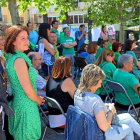 Saravia y Sánchez entre los asistentes a la celebración del Día de la Escuela Pública en la plaza de la Universidad.-E.M.