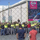 Los trabajadores de Nissan, a las puertas de la fábrica de Ávila, en una imagen de archivo.-ICAL
