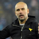 Guardiola, entrenador del City, con el lazo amarillo.-/ RUI VIEIRA