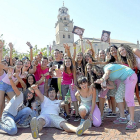 Jóvenes peñistas celebran con un descorche el chupinazo de fiestas de San Antolín, ayer, momentos depués de la colocación de la bandera.-SANTIAGO