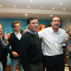 El cabeza de lista a las Cortes, Carlos Fernández Carriedo, junto al candidato a la Alcaldía, Alfonso Polanco, celebran en la sede del partido tras conocer los resultados.-Ical