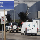 El furgón de la Hermandad de la Sangre de Cristo entra en las instalaciones, escoltado por la Guardia Civil.-ÁNGEL DE CASTRO