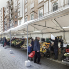 Los puestos del mercado de la plaza de España en su nueva ubicación en la calle Muro.-J.M. LOSTAU