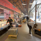Trabajadores y hosteleros ultiman los detalles de los puestos del Mercado del Val antes de la inauguración.-PHOTOGENIC