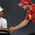 Sebatian Vettel (Ferrari), a la derecha, saluda a Lewis Hamilton (Mercedes), en el inicio de la conferencia de prensa de presentación del GP de Australia.-AFP / WILLIAM WEST