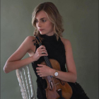 Imagen de Roxana Wisniewska con un violín. Facebook: Roxana Wisniewska