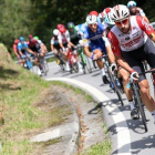 Los ciclistas de la Vuelta, durante la 13ª etapa.-EFE / JAVIER LIZON