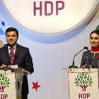 Selahattin Demirtas y Figen Yuksekdag, presidentes del prokurdo HDP, en una rueda de prensa en Estambul, en una imagen de archivo.-REUTERS / MURAD SEZER