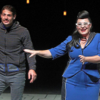 Inma Cuevas, ayer, en el ensayo general de ‘Comedia Multimedia’ junto al resto de actores y Yayo Cáceres.-J. M. LOSTAU