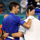 El saludo final en la gran victoria de Bautista Agut sobre Djokovic.-EL PERIÓDICO