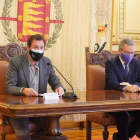 Óscar Puente y Javier Izquierdo durante la firma del convenio en el Ayuntamiento. E. M.