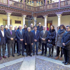Ricardo Blázquez posa en el patio de la Diputación de Valladolid con el presidente de la institución (a su izquierda), los diputados del PP y el portavoz del PSOE (a su derecha)-J. M. LOSTAU