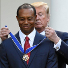 El presidente de Estados Unidos concedió la Medalla de la Libertad al golfista Tiger Woods.-REUTERS