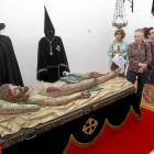 Unas visitantes contemplan el Cristo Yacente de Gregorio Fernández , una de la piezas del museo-J.M. Lostau
