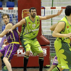 Sonseca defiende ante Lucas, de fondo-LOF