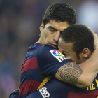 Neymar felicita a Suárez tras el gol del delantero uruguayo ante el Villarreal.-JORDI COTRINA