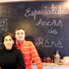 Fabián Simón y Paula Echenique en su tienda que tienen en la capital zamorana.-J.L. CABRERO