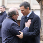 El presidente del Gobierno Pedro Sánchez saluda al presidente de la Junta, Juan Vicente Herrera a su llegada a Valladolid-ICAL