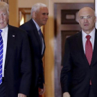 El presidente estadounidense, Donald Trump, junto al recién nominado para secretario de Trabajo, Andrew Puzder.-Carolyn Kaster