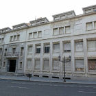 Entrada principal al edificio, ahora vacío, del Colegio El Salvador en la Plaza de San Pablo.-J.M. Lostau