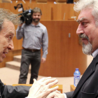 El consejero de la Presidencia, José Antonio de Santiago-Juárez, y el procurador de Ciudadanos José Ignacio Delgado, conversan en el Pleno.-ICAL
