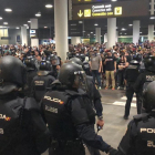Agentes de policía en el aeropuerto de El Prat.-