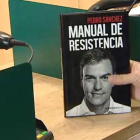 Sale a la venta el libro de Pedro Sáchez, Manual de resistencia.-ATLAS