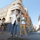 Luis Muñoz y David Camín, de Palmeras Sin Fin, delante del Teatro Carrión.-PABLO REQUEJO