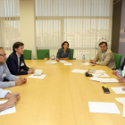 El portavoz de Economía y presidente del Grupo Socialista en las Cortes, Javier Izquierdo (2I), y el procurador José Ignacio Martín Benito (D), se reúnen con representantes del Colegio de Arquitectos/Zona Este.-ICAL