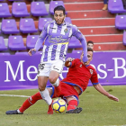 Anuar recibe la entrada de Luis Valcarce, durante el Real Valladolid-Numancia.-J.M. LOSTAU