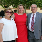 La consejera de Familia e Igualdad de Oportunidades, Isabel Blanco, posa junto a sus padres tras tomar posesión de su cargo-ICAL