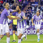 Deivid, a la derecha, festeja con Borja su único gol como blanquivioleta, marcado al Oviedo.-J.M. LOSTAU