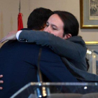 Abrazo entre Pedro Sánchez y Pablo Iglesias tras la firma del Gobierno de coalición.-AFP / GABRIEL BOUYS