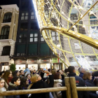 Iluminación de la gran bola de Navidad de la calle Santiago.-ICAL