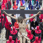 La procesión del Santísimo Cristo de la Luz, con la talla de el escultor Gregorio Fernández, a su salida del Colegio de Santa Cruz.-PABLO REQUEJO