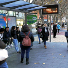 Viajeros esperan al autobús  tras los cambios en las líneas.-J.M. LOSTAU