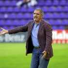 Paco Herrera gesticula durante el partido frente al Huesca.-J.C. CASTILLO