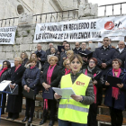 La psicóloga de la asociación Stop Accidentes abre el acto con la actuación de la Coral Capilla Clásica de Valladolid.-Pablo Requejo