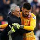 José Mourinho se abraza con Paulo Gazzaniga, portero del Tottenham, tras derrotar al West Ham.-ADRIAN DENNIS (AFP)