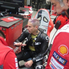 Álvaro Bautista habla con los ingenieros de Ducati, en el test de Valencia.-EMILIO PÉREZ DE ROZAS