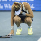 Garbiñe Muguruza, abatida segundos antes de abandonar la pista de Wuhan por molestias.-AFP