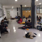 Alumnos de Ciencias de la UVA comen en el suelo de la facultad. - EUROPA PRESS