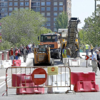 Obras en el Puente de Poniente para la eliminación de uno de los carriles y la instauración de un carril bici, una de las inversiones de este año.-J. M. LOSTAU