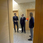 Raúl de la Hoz, Luis Fuentes y Pablo Fernández, instantes antes de la reunión.-ICAL