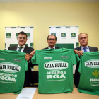 De izquierda a derecha, Javier Diago, representante de Caja Rural de Soria; Narciso Pedro Martín, representante de Caja Rural de Zamora y León; y Jorge Esteban, representante de Caja Viva-Ical