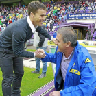 El entrenador blanquivioleta Rubi saluda de forma cordial a su colega Pao Herrera antes del partido.-J.M. Lostau