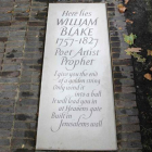 La nueva lápida de Blake, con un fragmento de Jerusalem, su poema más célebre.-DANIEL LEAL-OLIVAS