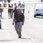 Agentes de policía estadounidenses permanecen en el lugar donde se produjo un tiroteo en Alexandria, Virginia (Estados Unidos), hoy 14 de junio de 2017.-EFE