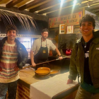 Imagen de los Javis durante su visita al conocido restaurante vallisoletano 'La Parrilla de San Lorenzo'. -E.M.